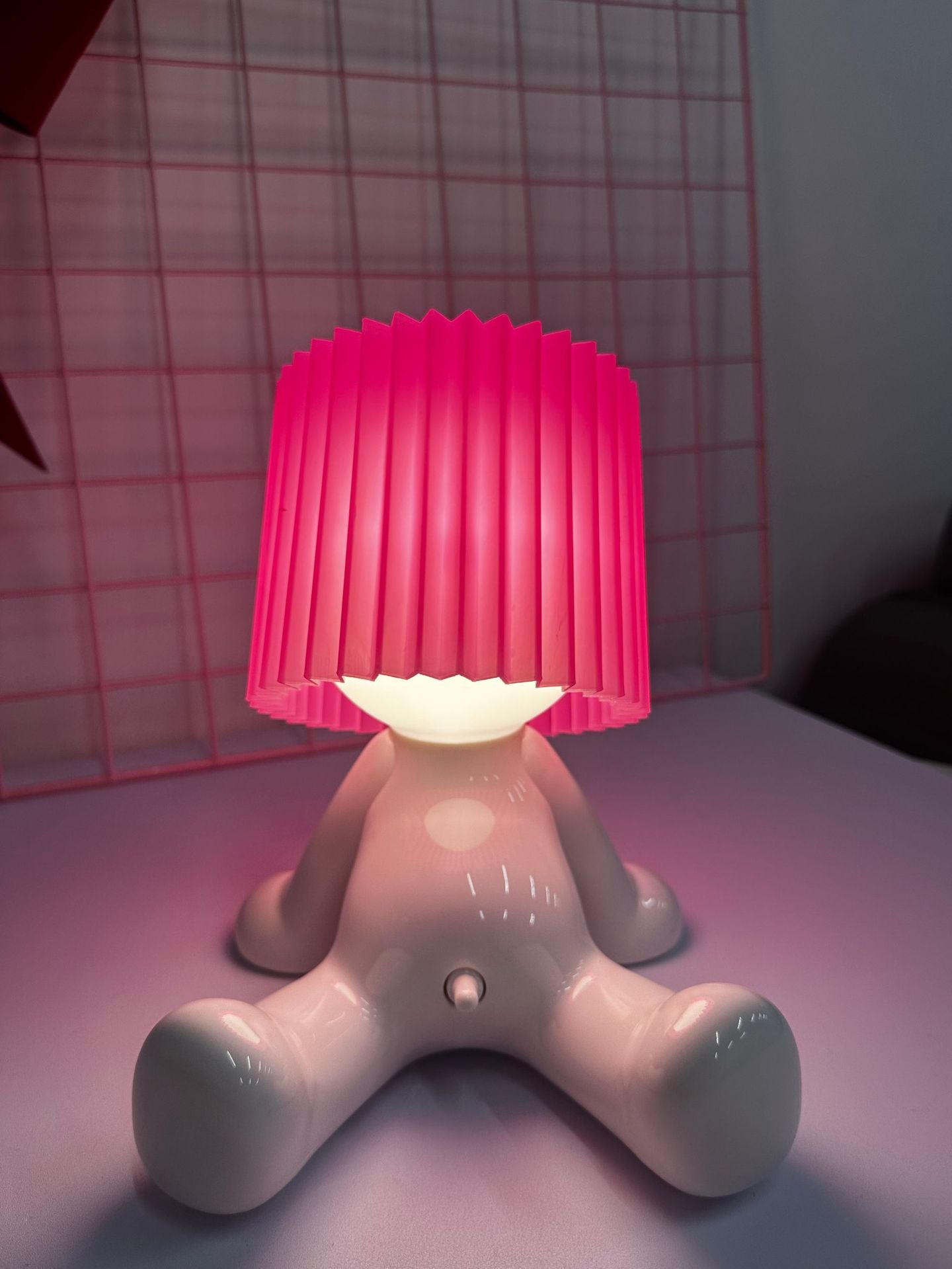Shy Boy Desk Lamp – warm retro ambience, soft glow, and integrated charging. Ideal for bedrooms, desks, and decorative corners.