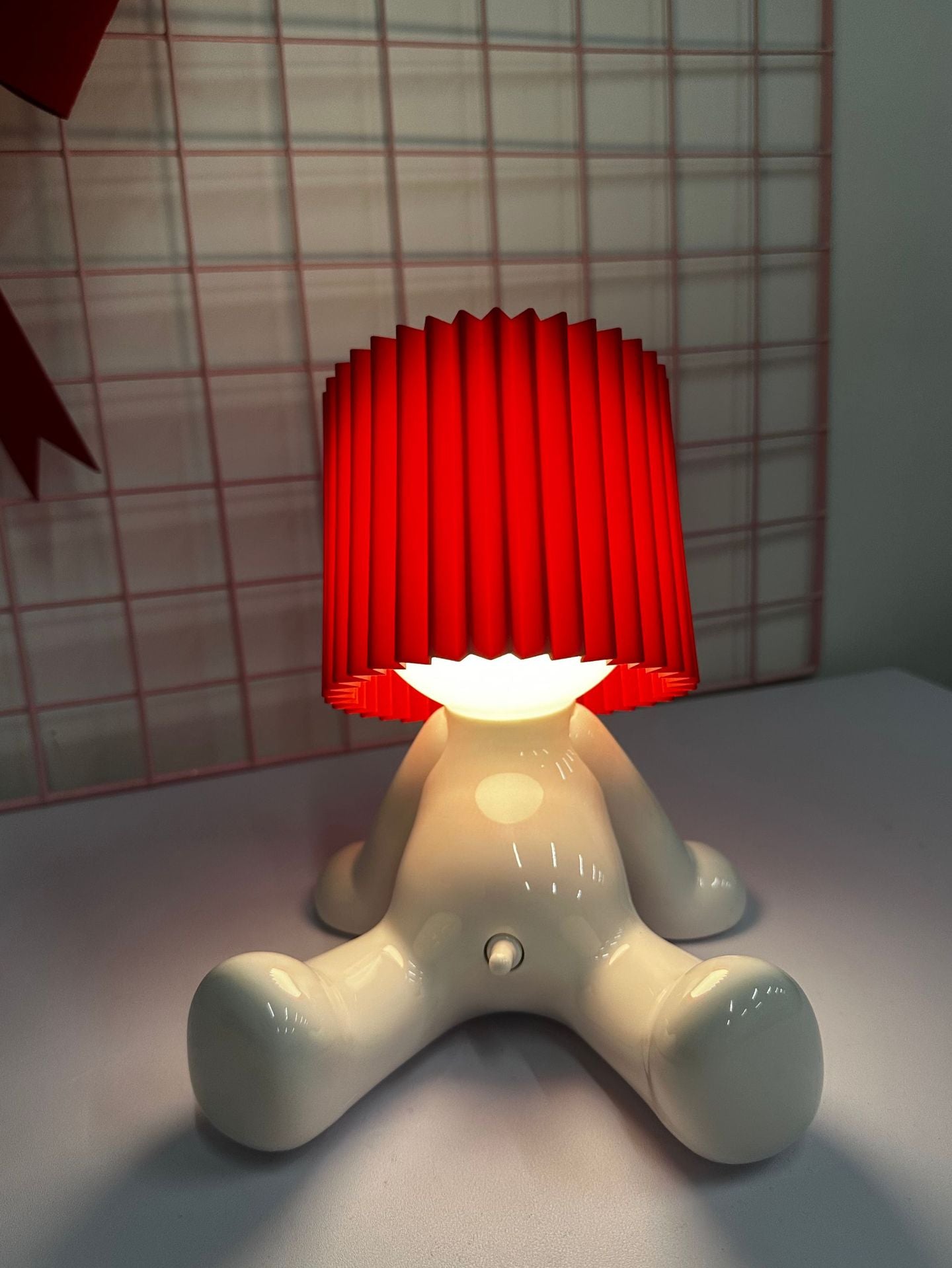 Shy Boy Desk Lamp – warm retro ambience, soft glow, and integrated charging. Ideal for bedrooms, desks, and decorative corners.